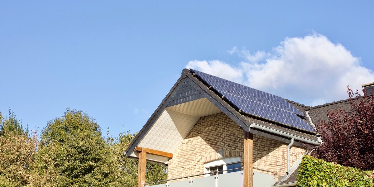 panele fotowoltaiczne na skośnym dachu budynku