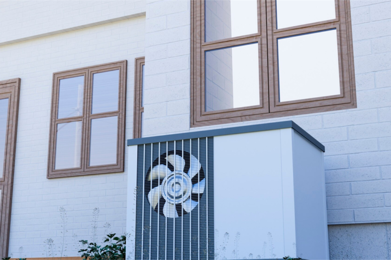 powietrzna pompa ciepła przed domem