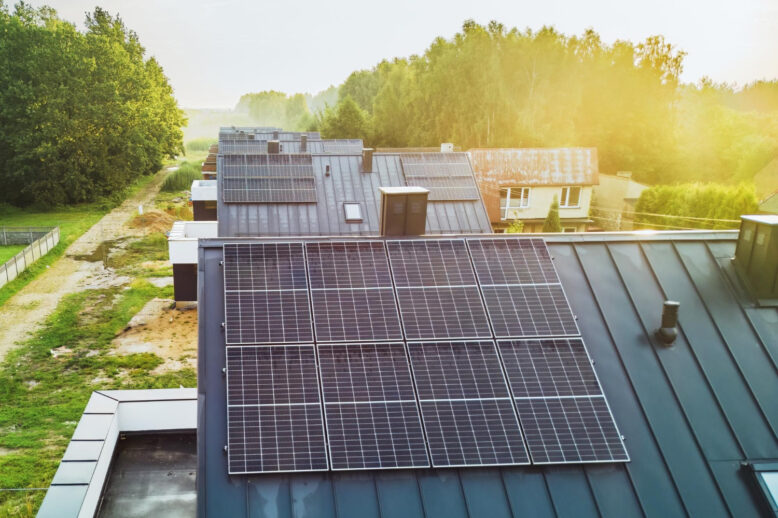 panele fotowoltaiczne na dachu domu jendorodzinnego