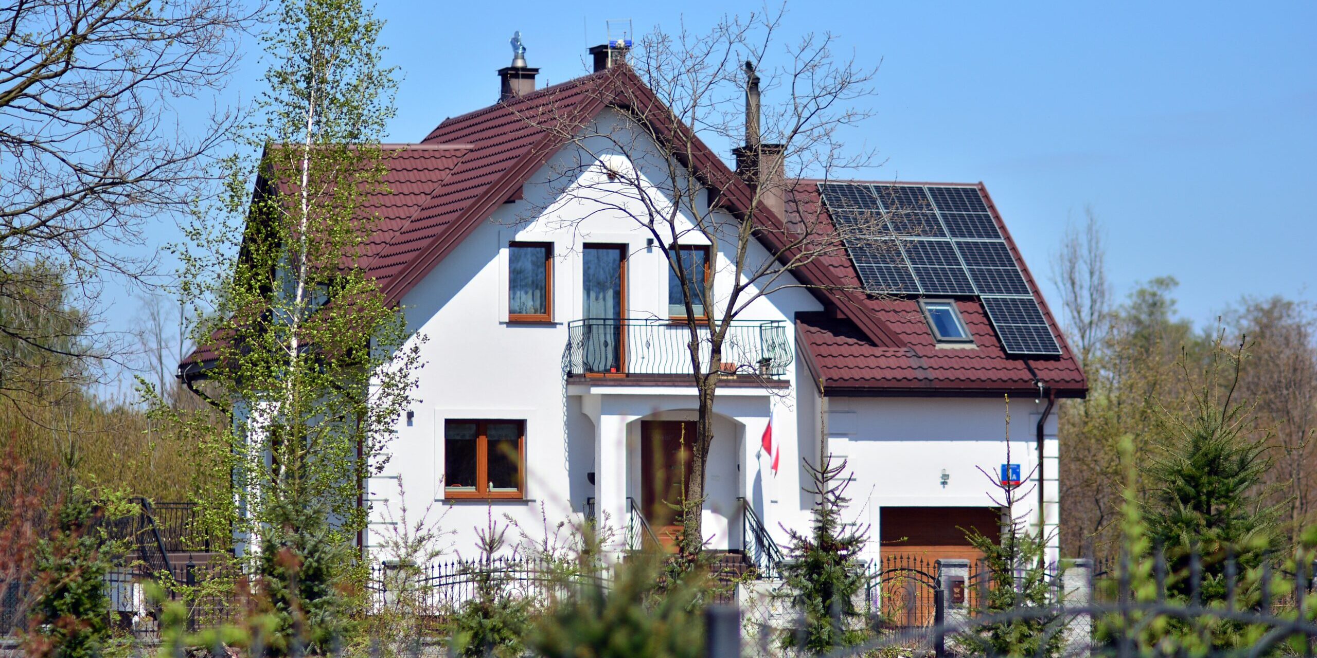 dom jednorodzinny z panelami słonecznymi