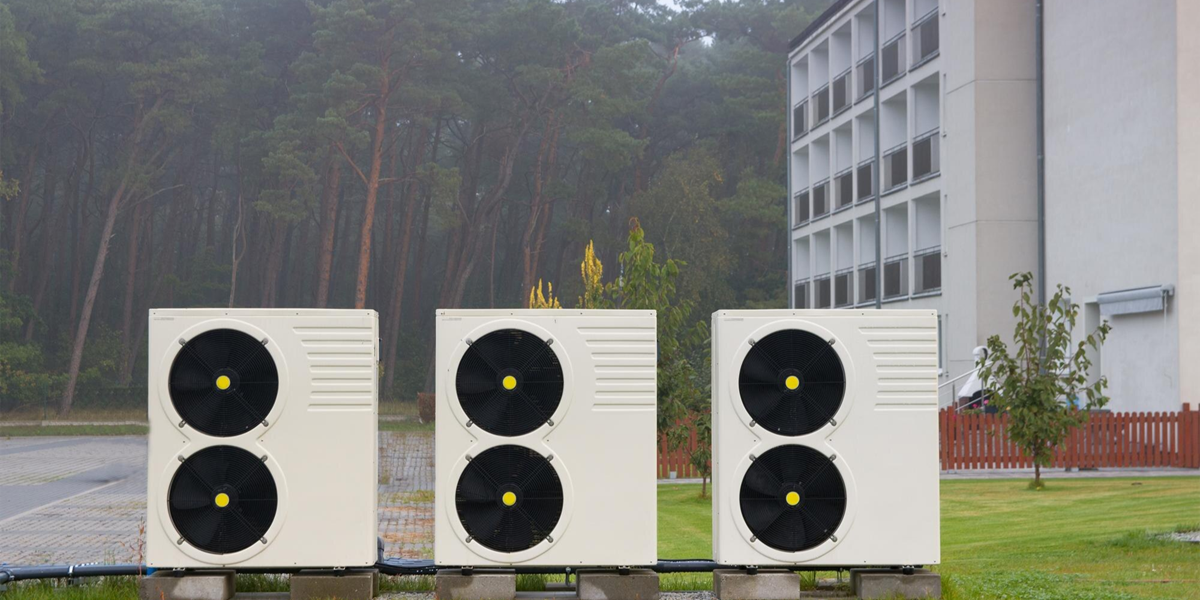 Pompa ciepła przy starym budynku