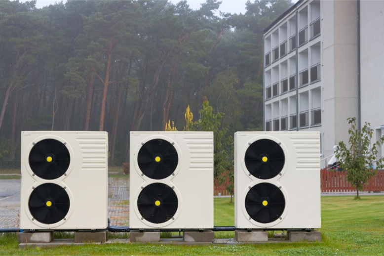 Pompa ciepła przy starym budynku